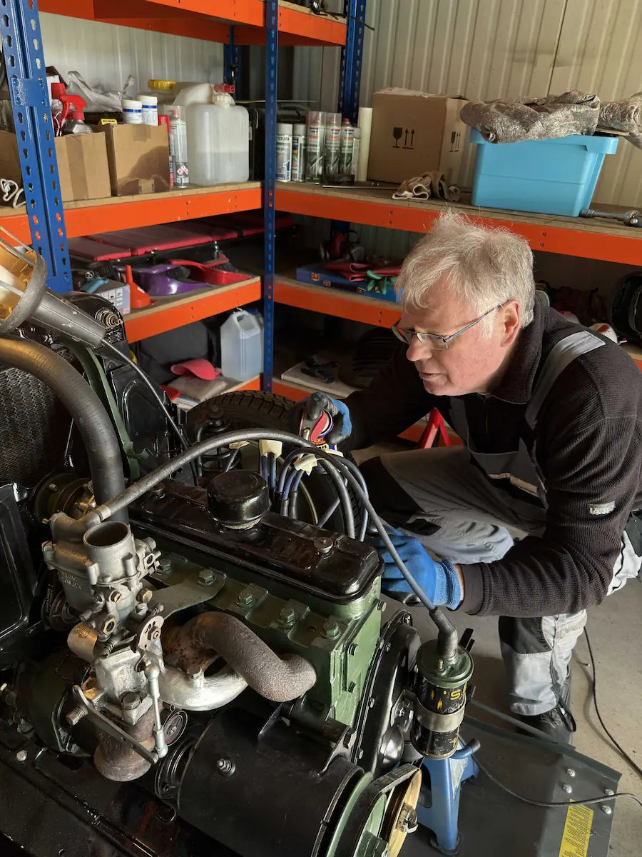 Mechaniker arbeitet an Oldtimermotor