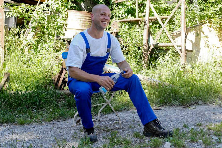 Mechaniker mit Arbeitslatzhose